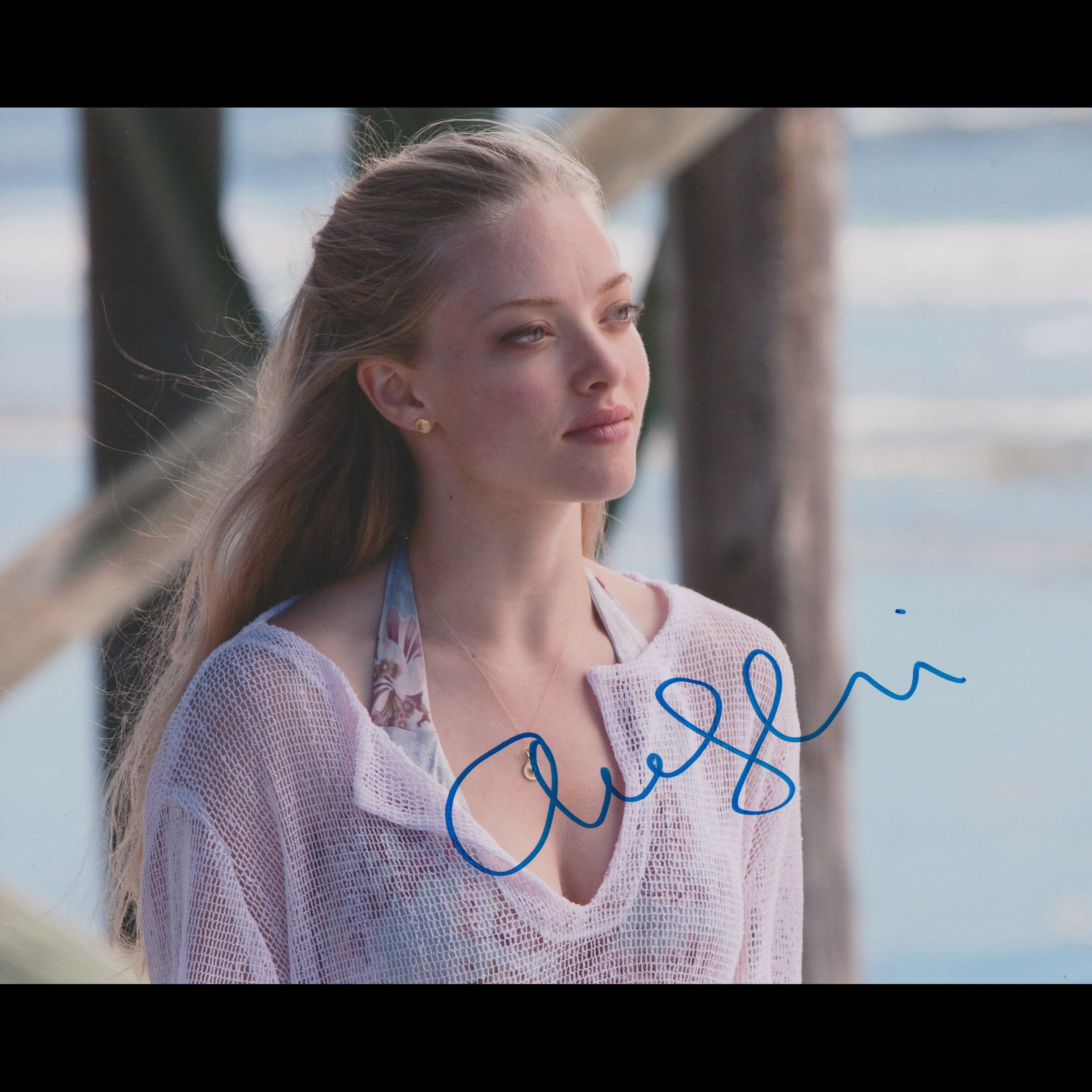 Amanda SEYFRIED – Fresh and French autographs