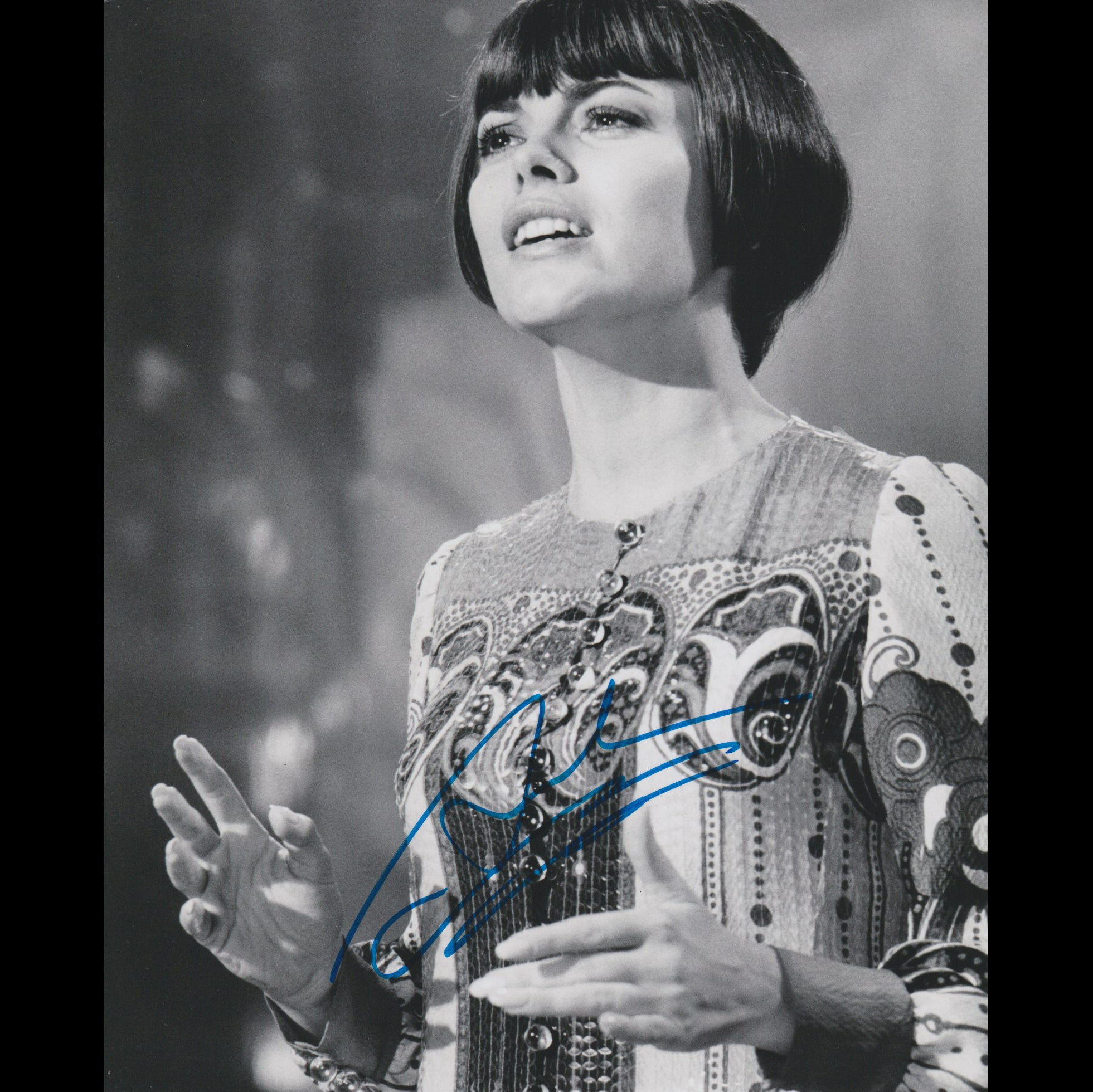 Mireille MATHIEU – Fresh and French autographs